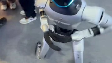 Unitree H1 valt Dennis Hong aan, slaat excuses over