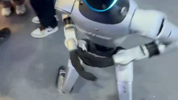 Unitree H1 valt Dennis Hong aan, slaat excuses over