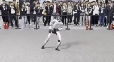Un robot humanoïde en pleine figure de danse lors de la compétition IROS 2025