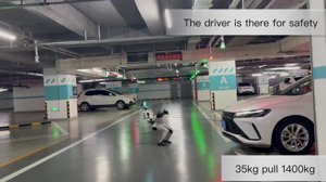 Il robot Unitree G1 traina un'auto da 1400 kg