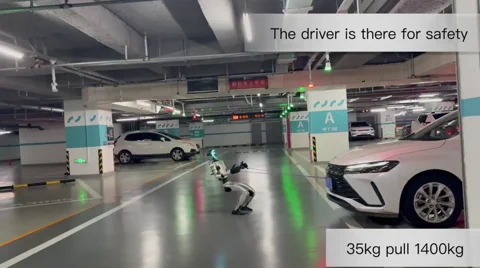 El humanoide Unitree G1 remolca un coche de 1400 kg
