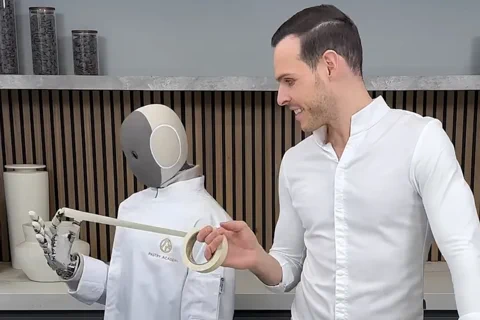 Il robot 1X NEO sforna una torta con uno chef stellato