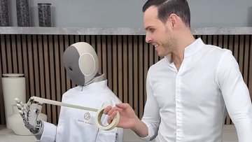 1X NEO robot bakt taart met sterrenchef
