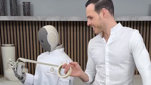 Il robot 1X NEO sforna una torta con uno chef stellato