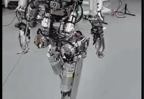 El robot de XPeng se quita la piel: puro acero en movimiento