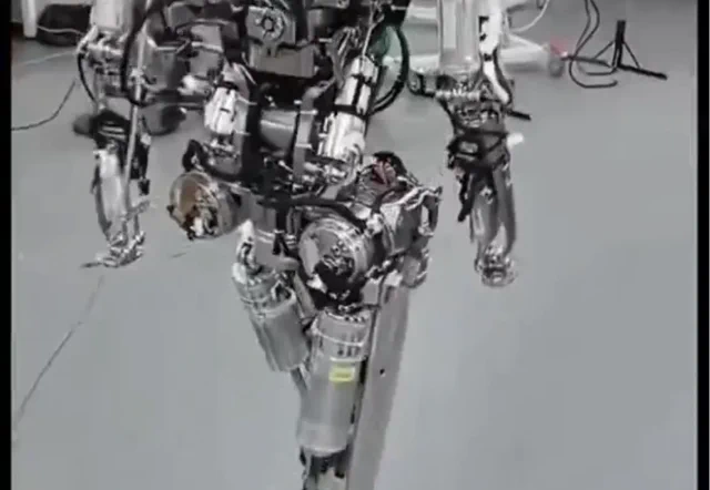 XPeng Robot Ditches Skin for a Steely Stride