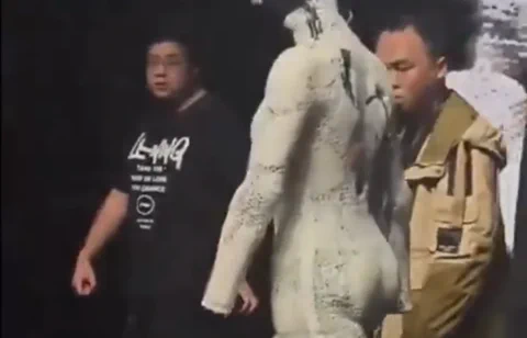 Il robot senza mani di XPeng sfila in passerella