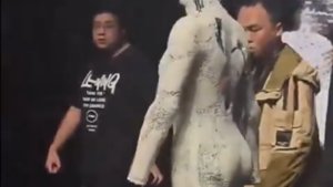 Il robot senza mani di XPeng sfila in passerella