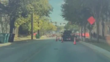 Tesla FSD 14 ontwijkt tegemoetkomende bus