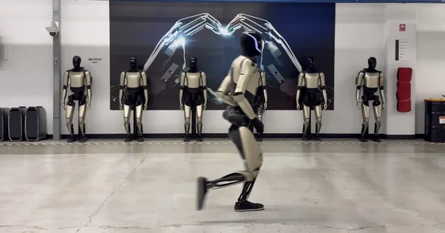 Le robot Optimus de Tesla court dans le labo