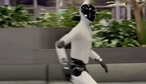 Il robot di Figure corre, superando Tesla