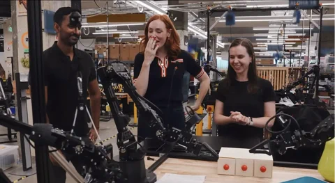 I robot di DeepMind preparano il pranzo (e rifiutano Batman)