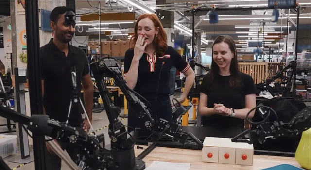 Roboty DeepMind pakują lunch, odmawiają bycia Batmanem