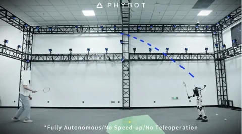 Il robot PHYBOT C1 scambia faccende per il badminton