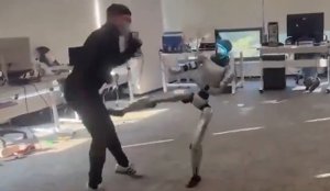 Robot Mocap Suit: Bolesna metafora 2025 roku