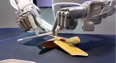 Il robot di Sharpa assembla un mulino con il tatto