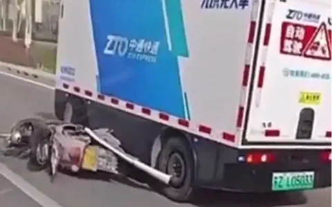 I furgoni robot cinesi non temono cemento o moto