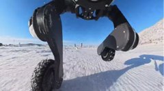 Deep Robotics M20 drift als een pro door de sneeuw bij -30°C