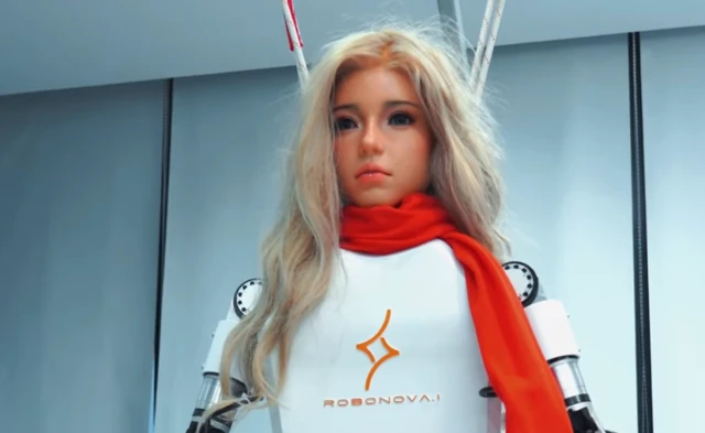 Robonova.i V2: i primi (e goffi) passi del robot bionico