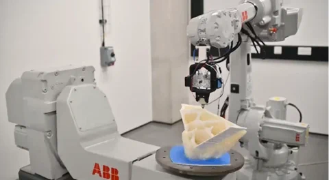 Ce robot ABB imprime en 3D des courbes, pas des pancakes