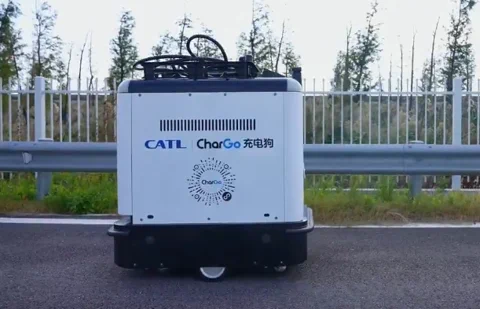CATL : le robot voiturier qui recharge votre voiture électrique