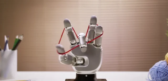 Mão Revo 3 da BrainCo usa tesouras sem precisar olhar