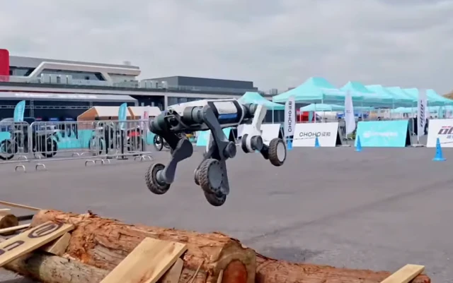 DEEP Robotics Lynx M20 ovládl terénní trať