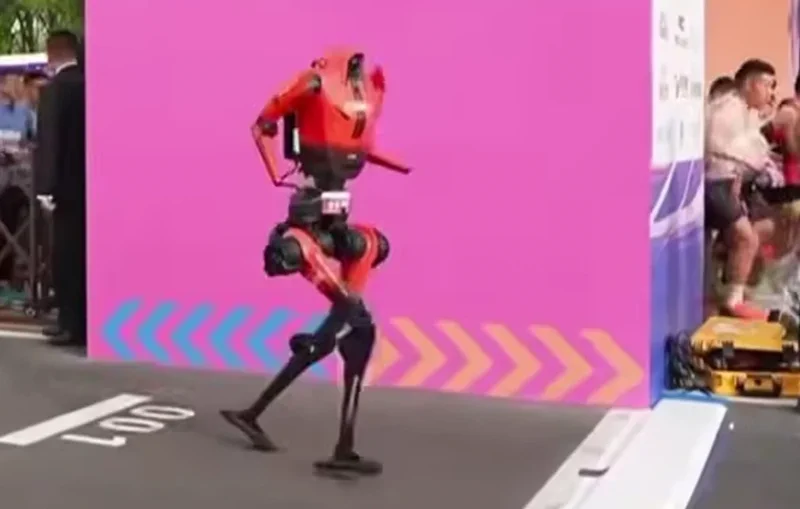 Robot HONOR bije rekord świata ludzi w półmaratonie