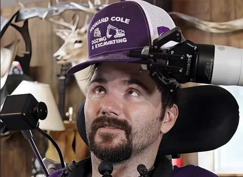 Paciente da Neuralink controla braço robótico com a mente