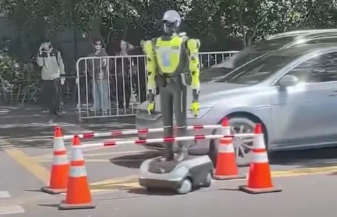 Robots policías en Hangzhou: los conos de tráfico tiemblan