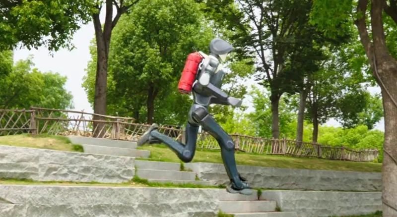 Humanoid DR02 od Deep Robotics trénuje na požární cvičení
