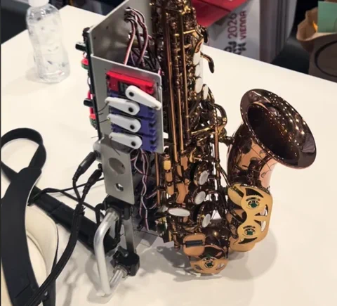 Tento robotický saxofonista má možná více duše než Kenny G