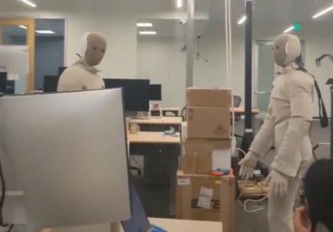 Humanoidy 1X NEO przyłapane na rozmowie w laboratorium