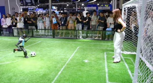 Booster Robotics humanoidja gólt lőtt a WAIC 2026-on