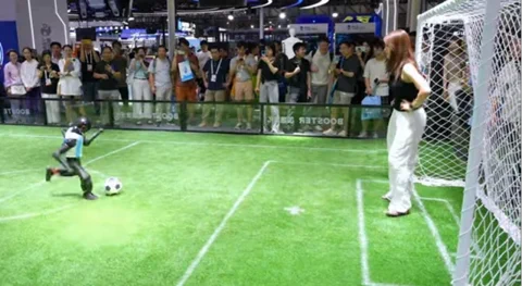 Le robot humanoïde de Booster Robotics tire et marque au WAIC 2026