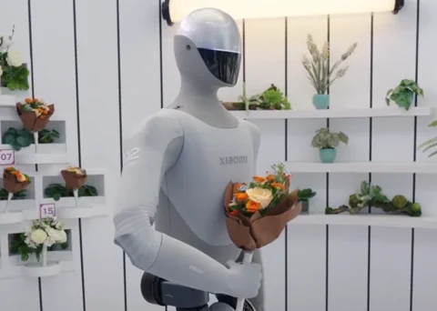 El robot humanoide de Xiaomi hace de florista en la WRC 2026