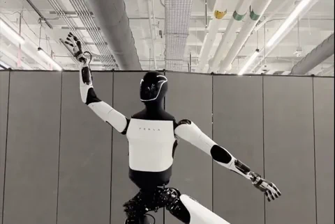 Tesla Optimus mostra impressionanti movimenti di danza in un nuovo video