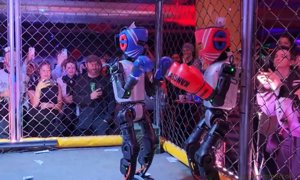 Róbait Daonna ag Troid i gComhrac Cásála Cyberpunk