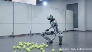 Il robot umanoide Oli mostra le sue abilità con le palline da tennis