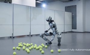 Humanoidní robot Oli předvádí své dovednosti s tenisovými míčky