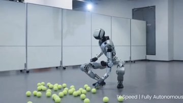Humanoïde robot Oli laat tennisbalvaardigheden zien