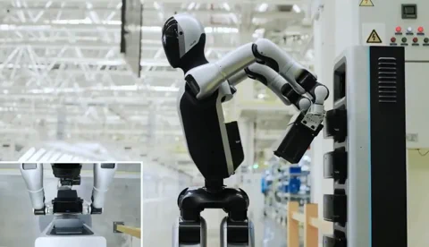 Il robot Walker 2 di UBTECH è in grado di sostituire la propria batteria