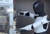 Il robot Optimus di Tesla serve delizie in un ristorante