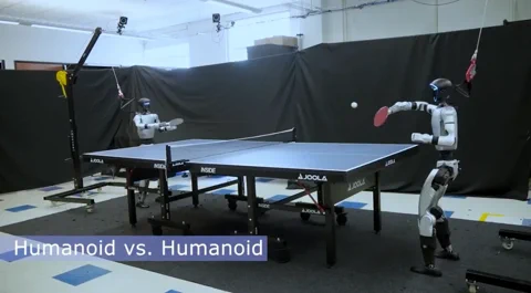 Robot umanoidi si sfidano in un'epica partita di ping pong