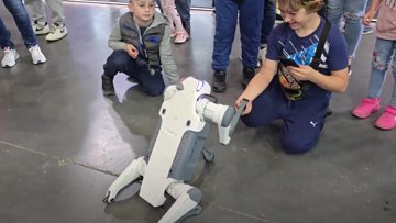 Robotische hond imponeert kinderen op Poznań Motor Show 2025