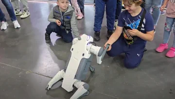 Robotische hond imponeert kinderen op Poznań Motor Show 2025