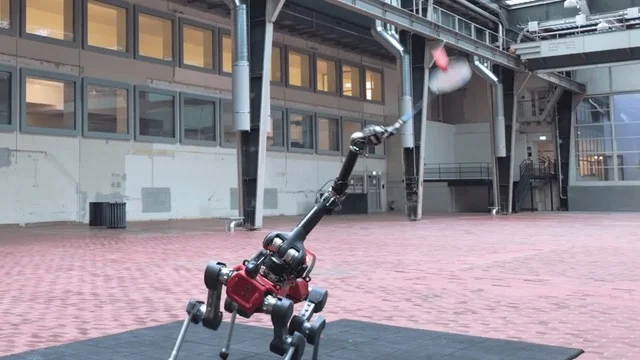 I robot con le gambe padroneggiano il badminton in una ricerca rivoluzionaria