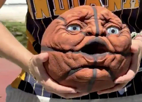 Ecco OLD BALL: Il Pallone da Basket Parlante con Carattere