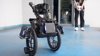 Čínský robot na dvou kolech předvádí působivé balanční dovednosti