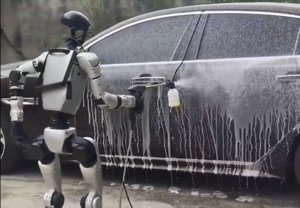 Humanoidní robot na mytí aut: Nákladná zábava nebo budoucí nutnost?